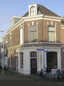 908714 Gezicht op het winkelhoekpand Klaverstraat 54 te Utrecht, met op de voorgrond de Bekkerstraat.N.B. bouwjaar: ...